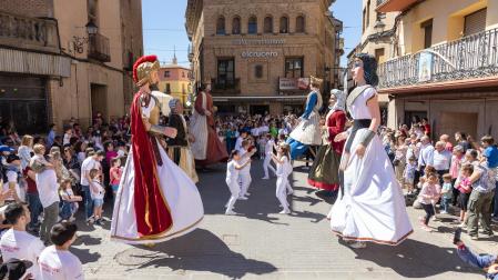 Instante del pasacalles celebrado este sábado por la Comparsa de Gigantes y Cabezudos
