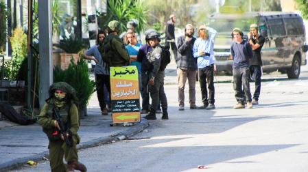 Colonos judíos vistos durante su ataque a la ciudad palestina de Deir Sharaf, tras un ataque a tiros que mató a un joven israelí en Deir Sharaf, al oeste de Nablus