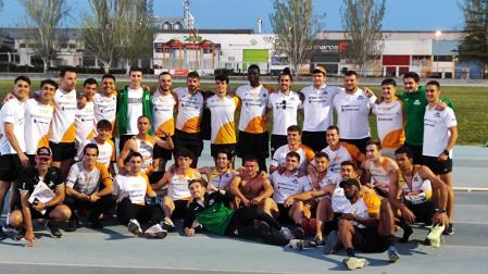 El equipo masculino del Grupompleo celebra la victoria en Huesca. Falta Kader Algham, que tuvo que ser trasladado en ambulancia