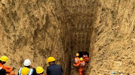 Fallece el niño atrapado en un pozo de la India tras 40 horas de intentos por rescatarlo