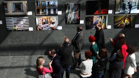 Un grupo de parlamentarios en la inauguración de una exposición pictórica en el atrio de la Cámara.