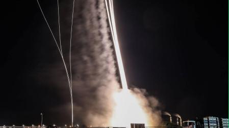 Los misiles de defensa aérea de Israel se disparan desde el sistema Cúpula de Hierro para hacer frente a los misiles y drones lanzados por Irán el pasado sábado