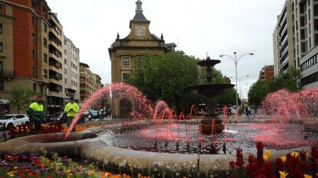 Imagen de la plaza Merindades teñida de rojo