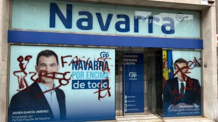 Pintadas en la fachada de la sede del PP de Navarra en Pamplona
