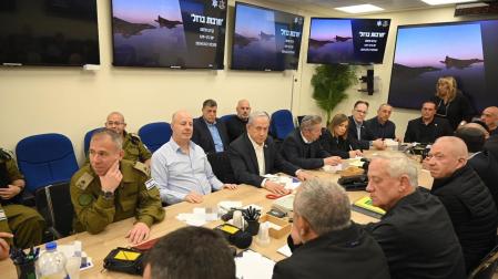 El primer ministro de Israel, Benjamin Netanyahu, convocó al Gabinete de Guerra con carácter de urgencia en la madrugada de este domingo en respuesta al ataque con drones y misiles iniciados por Irán contra su territorio.