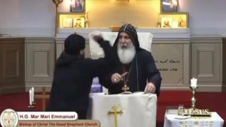 Momento del apuñalamiento a un sacerdote durante una misa católica en una iglesia en Sídney