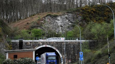 La boca sur del túnel de Belate, a principios de abril, con árboles apeados para el inicio de obras