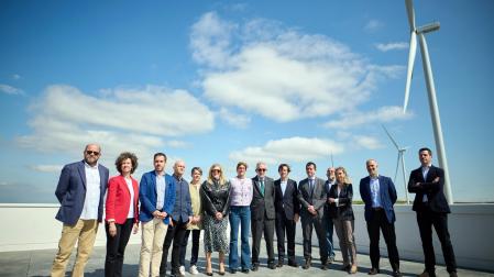 La presidenta María Chivite, en el centro, junto al resto de participantes en la visita realizada al complejo eólico Renovables del Cierzo
