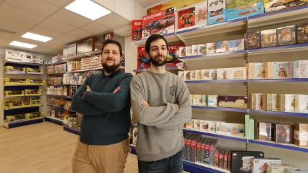 Alex Sánchez y Jacobo Senosiáin, junto a la sección de puzles de D20 Juegos, en la plaza de la Cruz