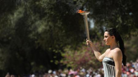 La llama olímpica va rumbo a París 2024 tras ser encendida en Grecia