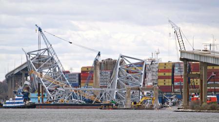 Una maraña de vigas metálicas y grúas rodean el puente Francis Scott Key de Baltirmore, derrumbado tras el choque de un carguero