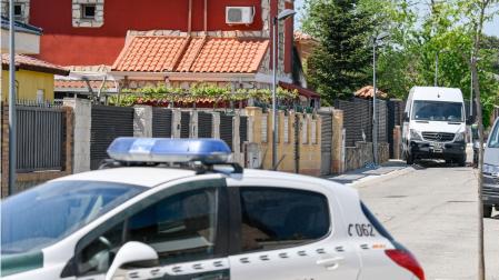 Un vehículo de la Guardia Civil en la vivienda donde se produjo el triple asesinato de unos padres y su hija en Chiloeches, Guadalajara