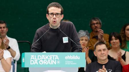El candidato de EH Bildu a Lehendakari, Pello Otxandiano interviene en un acto electoral
