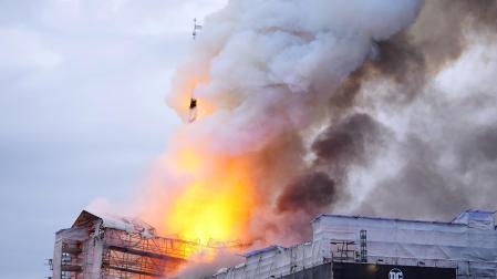 Fotos del incendio de la antigua bolsa de Copenhague. /