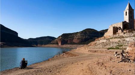 Pantano de Sau (Barcelona) en un nivel muy bajo por la sequía