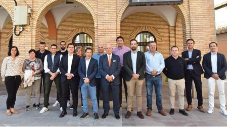Representantes municipales, institucionales y de las empresas en la presentación de la comunidad