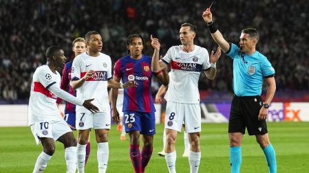 El colegiado expulsa con roja directa a Araújo. El Barcelona pagó caro jugar con diez durante una hora.