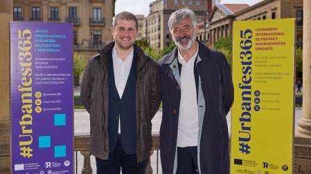 El concejal especial de Promoción Económica y Proyección Europea del Ayuntamiento de Pamplona, Koldo Martínez, (dcha.) y el director del área, Carlos Andrés