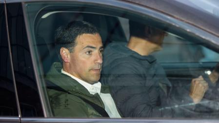 El candidato a lehendakari por el PNV, Imanol Pradales, a su salida del hospital de Barakaldo donde ha sido atendido tras ser atacado con gas pimienta