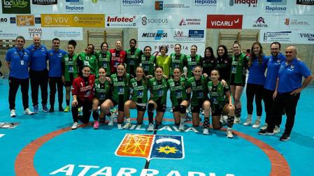 La plantilla de Replasa Beti Onak al completo tras conseguir el octavo puesto de la fase regular y su histórica clasificación al play off