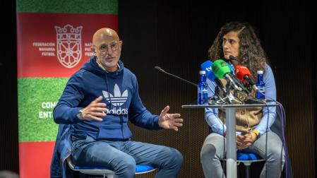 Luis de la Fuente y Montse Tomé, en plena intervención ayer por la tarde en el Colegio San Cernin