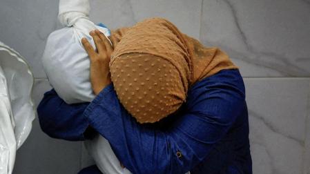 Imagen de Mohammed Salem que ha ganado el certamen World Press Photo 2024. En ella aparece Inas Abu Maamar, de 36 años, y su sobrina Saly, una pequeña de 5 años que acaba de perder la vida en la Franja de Gaza