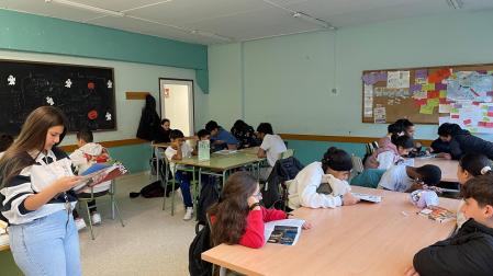 Alumnado del IES Julio Caro Baroja, en la calle Biurdana de Pamplona, durante uno de los ratos de lectura