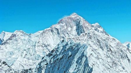Una vista de la tremenda pirámide rocosa que es el Makalu (8.563m) desde el Ama Dablam