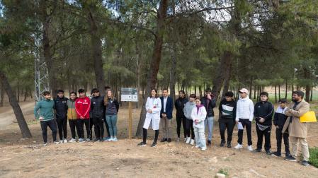 Autoridades y alumnos participantes en la creación del nuevo paseo saludable del Hospital Reina Sofía de Tudela, durante su inauguración