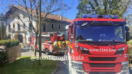 Camión de bomberos en el lugar en el que han fallecido dos personas en el incendio de un caserío
