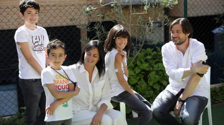 Marisa Cordeiro y Máximo López Sesma con Ian (12 años), Alan (9 años) y Eban (7 años). El padres y los tres hijos llevan instalados sensores que les permiten monitorizar los niveles de glucosa acercando un dispositivo, lo que les evita tener que pincharse para hacer las mediciones
