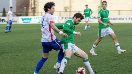 Duelo esta temporada entre Multilvera y San Juan, Carlos Soroa (Mutilvera) y Ander Iriguíbel (San Juan)