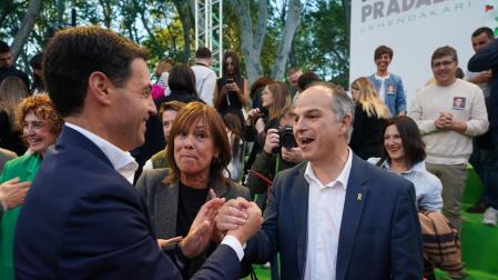 Imanol Pradales saluda a Jordi Turull (Junts) ante la senadora Uxue Barkos, en el mitin del PNV en Bilbao