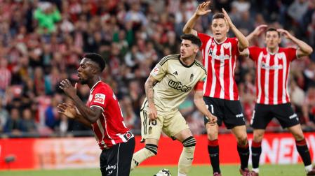 El delantero del Athletic Club Iñaki Williams (i) se lamenta tras una ocasión fallida