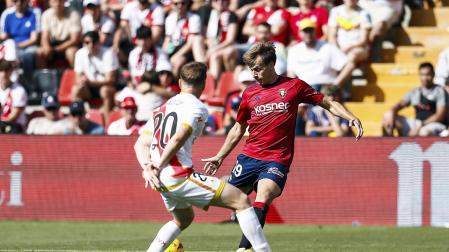 Encuentro entre el Rayo Vallecano y el C.A. Osasuna disputado en el estadio de Vallecas y correspondiente a la Jornada 32 de LaLiga EA Sports.