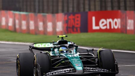 Fernando Alonso conduce su Aston Martin este sábado en el circuito de Shanghái