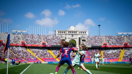 Salma Paralluelo en una disputa durante el encuentro dispùtado entre Barça y Chelsea