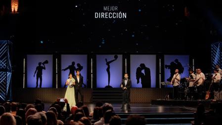 El cineasta J.A. Bayona con el premio que le acredita como mejor director por 'La sociedad de la nieve'