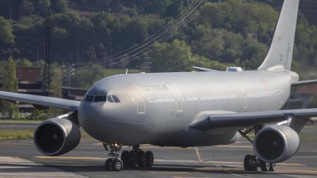 Momento en el que el avión medicalizado del Ministerio de Defensa aterriza en Bilbao.