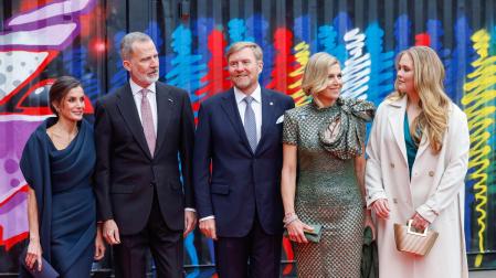 Los Reyes de España, Felipe (2i) y Letizia (i), acompañados por los reyes de Países Bajos, Guillermo (3d) y Máxima (2d), y la princesa Amalia (d)