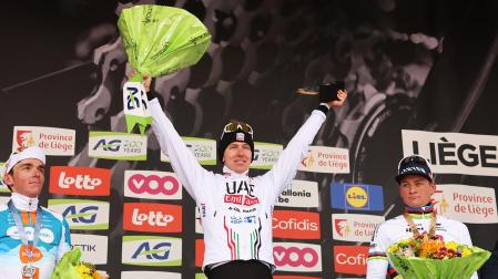Podio de la Lieja-Bastogne-Lieja con Poigacar vencedor (centro), Roman Bardet segundo (izda.) y Mathieu van der Poel tercero (dcha.)