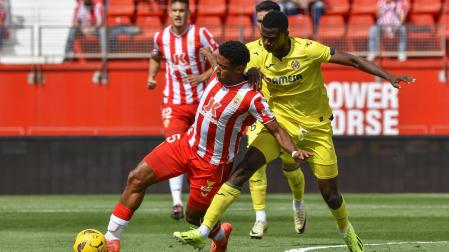 'Choco' Lozano pelea con Yerson Mosquera durante el partido.