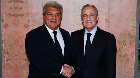 Joan Laporta y Florentino Pérez se saludan antes de la comida de las directivas.