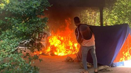 Imagen de la tienda de campaña ardiendo el sábado por la tarde en el convento de Aranzadi