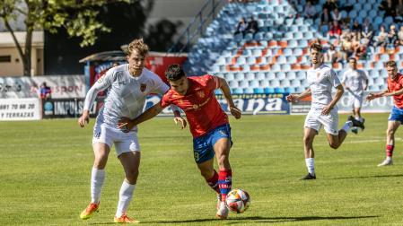 El centrocampista del Valle de Egüés Javi Terés defiende a Raúl Rubio, que firmó dos goles para el Calahorra