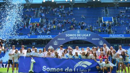 Jugadoras y cuerpo técnico del Deportivo celebran en Riazor el ascenso a Liga F