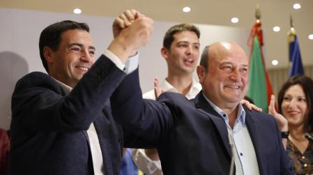 El candidato a lehendakari del PNV, Imanol Pradales (i), y el presidente del PNV Andoni Ortuzar (d) celebran los resultados electorales vascos