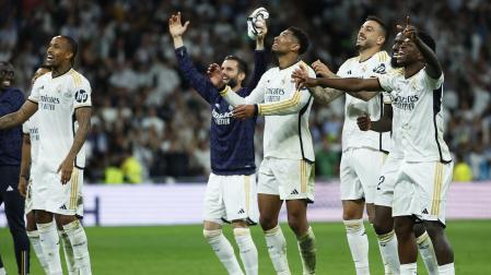 Los jugadores del Real Madrid celebran con su afición la victoria contra el FC Barcelona.