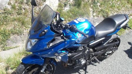Una motorista de 51 años, herida grave tras chocar contra una valla en Imotz