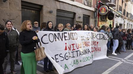 Concentración de sindicatos UGT, ELA, LAB y CCOO ante el Tribunal Laboral de Navarra para exigir avances en la negociación del Convenio de Centros de Discapacidad Concertados con el Gobierno de Navarra.